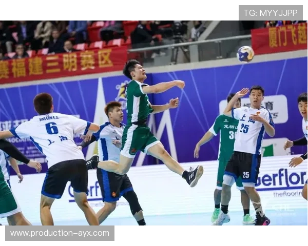 网球赛场风云再起世界顶尖选手角逐冠军荣耀